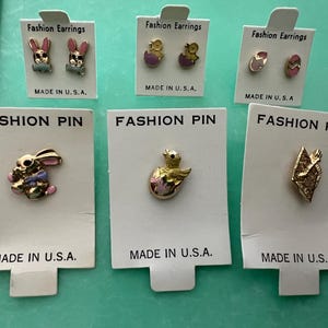 ヴィンテージですが未使用、ゴールドトーン、アメリカ製、ウサギ、ひよこ、卵、卒業式用キャップ、タイタック、スタッドバック、オリジナルカード、ピンク、イエロー