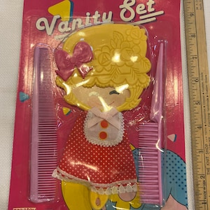 Creatoy ヴィンテージ 1970年代 子供用フィギュア付き化粧台セット ミラー＆ブラシセット プラスチック製 黄色 赤 布製ドレス 人形 プレイセット 香港製