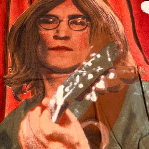 Vintage John Lennon Stoff-Wandbehang Tapisserie Die Beatles-Musikliebhaber 1970er Jahre Stellen Sie sich Gitarren-Violinschlüssel vor Art &quot;&quot;B&quot; Mod 1960s GREEN Art Edge.&quot;