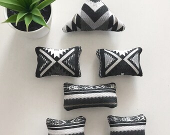Dollhouse POMPOMS//RED /& WHITE AZTEC