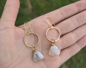 Pendientes colgantes de piedra lunar bañados en oro