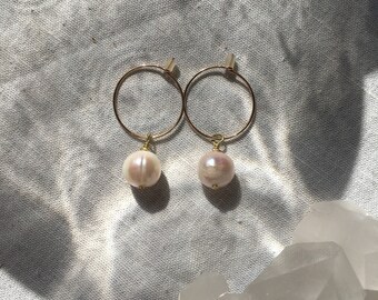 Delicados pendientes de perlas de agua dulce, joyería minimalista para bodas.