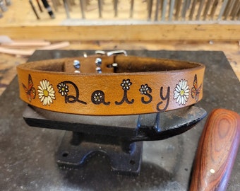 Dog Collar, Leather Dog Collar, Daisy flowers Dog Collar, Butterfly, Dogs Name Personalizes, Medium Dog Collar, 1 inches wide.