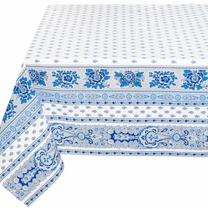 以下が含まれることがあります： 青と白のペイズリー柄の白いテーブルクロス。テーブルクロスは、花柄のボーダーが付いています。