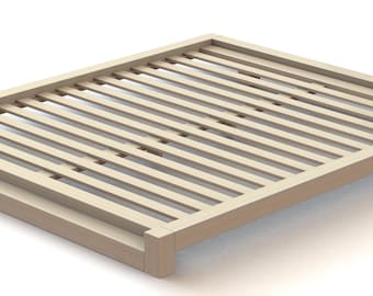 Könnte beinhalten: Ein hellfarbener Bettrahmen aus Holz mit Lamellendesign. Der Rahmen ist rechteckig mit niedrigem Profil und schlichter, moderner Ästhetik. Design aus Finnland.
