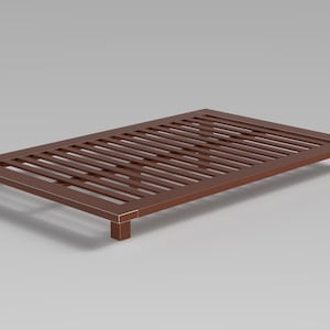 Könnte beinhalten: Ein brauner Bettrahmen aus Holz mit Lamellendesign. Der Rahmen hat eine rechteckige Form mit vier kurzen Beinen. Die Lamellen verlaufen horizontal über den Rahmen und erzeugen eine minimalistische Ästhetik. Der Bettrahmen ist aus Holz.