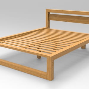 Peut inclure: Un cadre de lit en bois avec une base à lattes et une tête de lit simple. Le cadre est en bois naturel et a une finition brun clair.