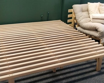 Könnte beinhalten: Ein Lattenrost aus Holz mit natürlicher Oberfläche. Der Rahmen besteht aus mehreren Latten, die gleichmäßig verteilt sind und mit Schrauben am Rahmen befestigt sind. Der Rahmen steht auf einem grauen Teppich.