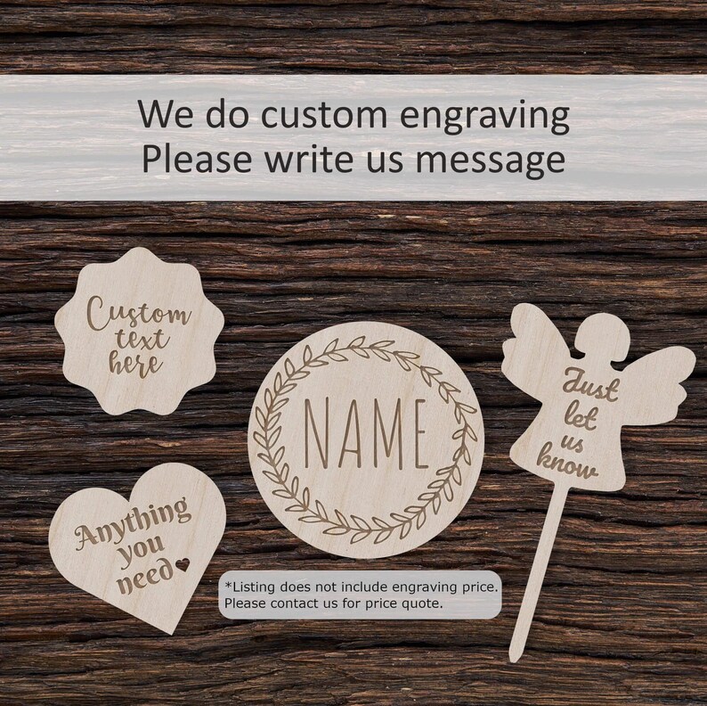Op de afbeelding: Vier houten vormen met aanpasbare tekstopties voor graveren. De vormen omvatten een hart, een cirkel met een krans, een ster en een engel. De tekst op de vormen luidt "Anything you need", "NAME", "Custom text here" en "Just let us know".