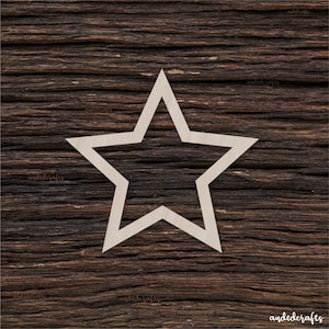 Può includere: Un ritaglio di stella in legno di colore chiaro con un design a cinque punte. La stella è posta su uno sfondo di legno marrone scuro e strutturato. Il nome del negozio Etsy "andedcrafts" è visibile nell'angolo in basso a destra.