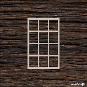 Könnte beinhalten: Eine hellfarbene Holzschablone in Form eines Fensters mit einem Gittermuster. Die Schablone besteht aus dünnen, rechteckigen Holzstücken, die eine Reihe gleichmäßig verteilter Quadrate bilden. Der Hintergrund ist eine dunkle, strukturierte Holzoberfläche.