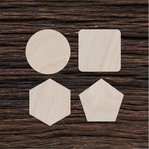 Può includere: Quattro forme di legno non finite: un cerchio, un quadrato, un esagono e una stella a cinque punte. Le forme sono disposte in una griglia su uno sfondo di legno marrone scuro.