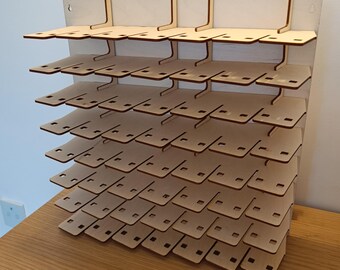Espositore per auto pressofuse in scala 1:64 - Contiene 56 auto, organizer in legno per collezionisti, portaoggetti per auto giocattolo, montaggio a parete - NON MONTATO