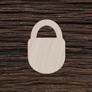 Op de afbeelding: Een witte houten hangslot-uitsparing op een donkerbruine houten achtergrond.