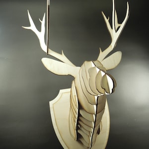 Großer Hirschkopf aus Holz mit Geweih. Wohndekoration, verrücktes Geschenk. Lasergeschnittene Scheiben 3D Hirsch Hirsch.