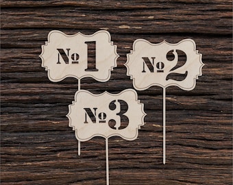 Op de afbeelding: Drie houten borden met de nummers 1, 2 en 3. Elk bord heeft een decoratieve rand en de tekst "No." voor het nummer.