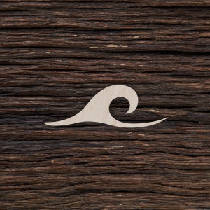 Può includere: Un'onda di legno bianco sagomata su uno sfondo di legno marrone scuro.