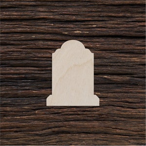 Può includere: Un ritaglio di lapide in legno vuoto, perfetto per l'artigianato o la decorazione. Il ritaglio è in legno chiaro e ha un design semplice e tradizionale.