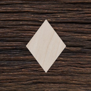 Op de afbeelding: Een lichtbruine diamantvorm van hout, tegen een donkerbruine houten achtergrond.