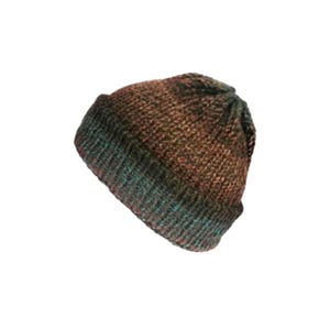 Peut inclure: Un bonnet en tricot présentant un motif de couleurs variées dans des tons brun profond, orange rouille et vert sarcelle foncé. Le bonnet est réalisé avec un fil épais et texturé en point côtelé, avec un large revers plié sur le bord inférieur.