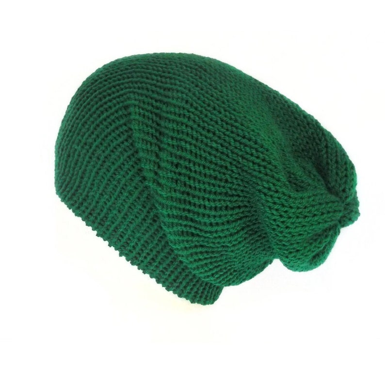 Bonnet vert émeraude en fil recyclé Fait main en Écosse 100 % fil acrylique recyclé Bonnet ample Bonnets d'hiver unisexe image 1