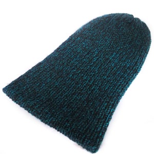 Peut inclure: Un bonnet tricot&eacute; de couleur bleu canard fonc&eacute; et noir. Le chapeau est fait d'un fil doux et textur&eacute; et a une coupe longue et ample. Le chapeau est de couleur unie avec un effet subtil et mouchet&eacute;.