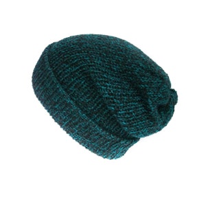Peut inclure: Un bonnet en tricot de couleur teal et noir. Le bonnet est fait d'un fil &eacute;pais et textur&eacute; et poss&egrave;de un bord repli&eacute;. La couleur est un m&eacute;lange de teal et de noir, cr&eacute;ant un effet mouchet&eacute;. Le bonnet est con&ccedil;u pour &ecirc;tre port&eacute; sur la t&ecirc;te.