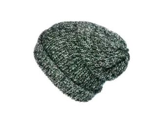 Può includere: Un berretto in maglia caratterizzato da una texture mélange con un mix di filati grigio antracite scuro e bianco. Il cappello presenta un bordo spesso ripiegato alla base e una corona arrotondata, realizzato in tessuto a maglia grossa.