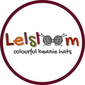 Peut inclure: Logo circulaire avec le texte "Lelsloom" en lettres color&eacute;es, avec un motif de pelote de laine. En dessous, le texte indique "colourful beanie hats". Le logo est encadr&eacute; d'une bordure bordeaux.