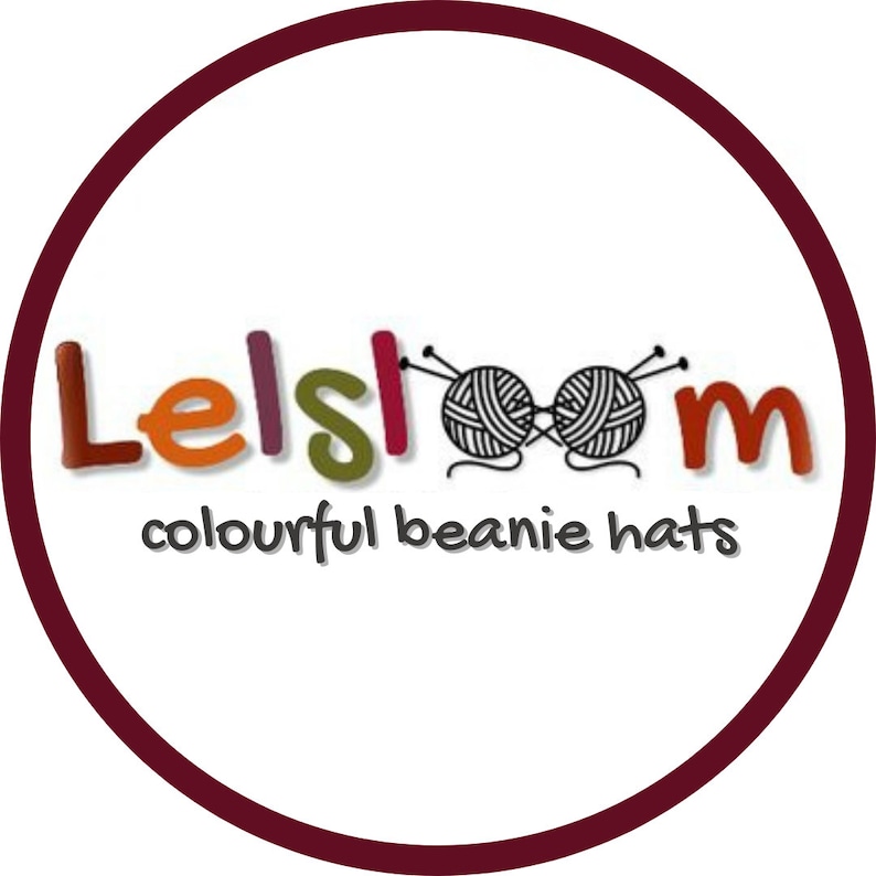 Peut inclure: Logo circulaire avec le texte "Lelsloom" en lettres color&eacute;es, avec un motif de pelote de laine. En dessous, le texte indique "colourful beanie hats". Le logo est encadr&eacute; d'une bordure bordeaux.