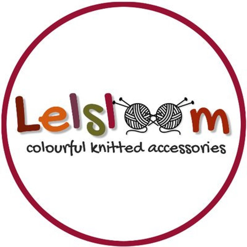以下が含まれることがあります： マルーンの縁取りのある円形のロゴ。カラフルな文字で「Lelsloom」の文字と、毛糸玉と針のペアが描かれています。下には「colourful knitted accessories」と書かれています。
