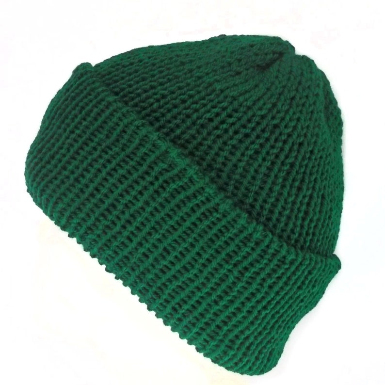 Bonnet vert émeraude en fil recyclé Fait main en Écosse 100 % fil acrylique recyclé Bonnet ample Bonnets d'hiver unisexe image 3