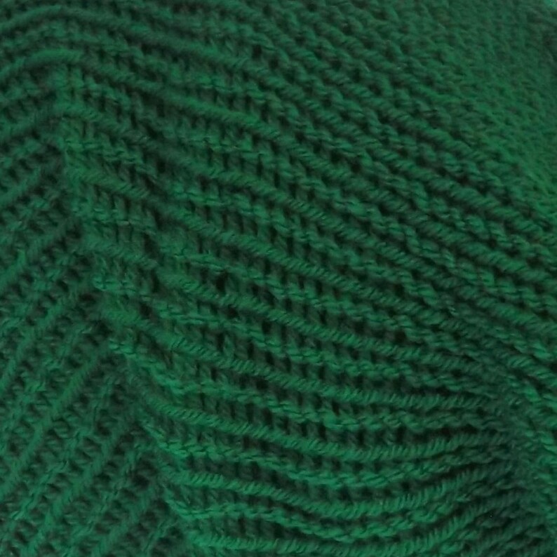 Bonnet vert émeraude en fil recyclé Fait main en Écosse 100 % fil acrylique recyclé Bonnet ample Bonnets d'hiver unisexe image 4