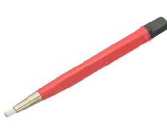 Puede incluir: Un portaminas rojo con tapa negra y punta plateada. El lápiz está diseñado para trabajos de precisión y presenta un cuerpo rectangular para un agarre cómodo. La goma de borrar es blanca.