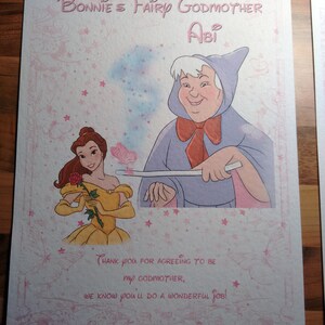 Könnte beinhalten: Eine rosa Karte mit einem Cartoon-Bild einer Fee und Belle aus Die Schöne und das Biest. Die Karte lautet "Bonnie's Fairy Godmother Abi" und "Vielen Dank, dass du meine Patin bist, wir wissen, dass du einen wundervollen Job machen wirst!"