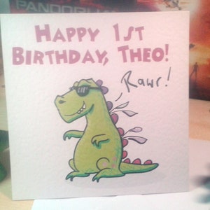 Tarjeta de cumpleaños de dinosaurio. Elige edad y nombre (o no personalizado). Dibujado por el vendedor.