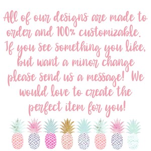 Puede incluir: Texto superpuesto sobre un fondo blanco con una fila de nueve ilustraciones de pi&ntilde;a en varios colores y patrones. El texto dice: "Todos nuestros dise&ntilde;os est&aacute;n hechos a pedido y son 100% personalizables. Si ves algo que te gusta, pero quieres un cambio menor, &iexcl;env&iacute;anos un mensaje! Nos encantar&iacute;a crear el art&iacute;culo perfecto para ti!"
