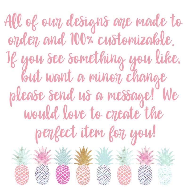 Puede incluir: Texto superpuesto sobre un fondo blanco con una fila de nueve ilustraciones de pi&ntilde;a en varios colores y patrones. El texto dice: "Todos nuestros dise&ntilde;os est&aacute;n hechos a pedido y son 100% personalizables. Si ves algo que te gusta, pero quieres un cambio menor, &iexcl;env&iacute;anos un mensaje! Nos encantar&iacute;a crear el art&iacute;culo perfecto para ti!"