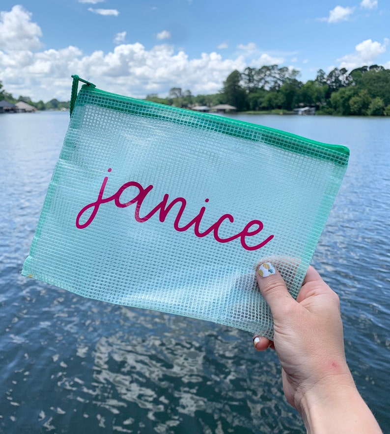 Puede incluir: Una bolsa de pl&aacute;stico transparente con cremallera verde y el nombre "janice" escrito en letras rosas.