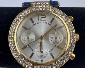 Chico's goudkleurige strass-chronograafstijl | Blauwe echt leren band | Nieuwe batterij