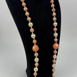 Vintage signerat halsband med persikopärlor och fuskpärlor – 61 cm uttalandehalsband – okänt märke