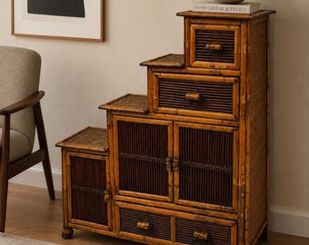 Vintage-Trittschrank aus Bambus und Rattan | Aufbewahrungsschrank im Chinoiserie-Boho-Stil | Beistelltisch/Pflanzenständer aus Korbgeflecht mit mehreren Ebenen – VERSANDKOSTENFREI