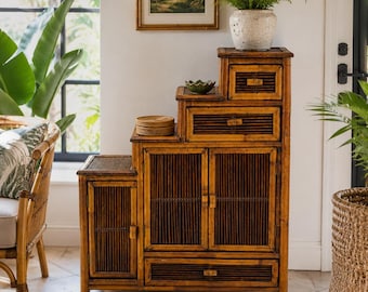 Vintage bamboe rotan opstapkast | Chinoiserie boho-opbergkast | Gelaagde rieten accenttafel plantenstandaard palmstrandstijl