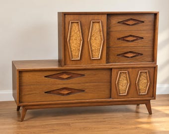 Cómoda modular de madera de nogal con incrustaciones, mueble para TV y equipo de música de Young Manufacturing / Juego de 2 piezas de estilo moderno de mediados de siglo de la década de 1960 - ENVÍO GRATIS -