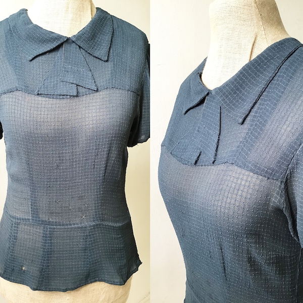 Vintage 1930er Jahre mittelblaue Bluse mit Jabot Schleife, Puffärmeln und cremefarbenen Knöpfen