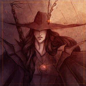Puede incluir: Una figura de cabello oscuro con una capa larga y fluida y un sombrero de ala ancha. La figura lleva un collar con un gran colgante de piedra preciosa roja. El fondo es un cielo oscuro y tormentoso.