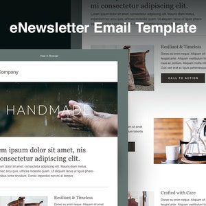 Puede incluir: Una plantilla de correo electrónico de boletín con el texto "HANDMADE" en blanco sobre un fondo borroso de una mano sosteniendo agua. La plantilla de correo electrónico tiene un botón de llamada a la acción y presenta tres imágenes de productos: un par de botas de cuero marrón, una cafetera de vidrio y una cartera de cuero marrón.