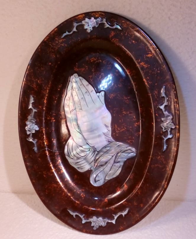 Petit Plat Religieux en Résine Les Mains Jointes en Prière | Façon Nacre