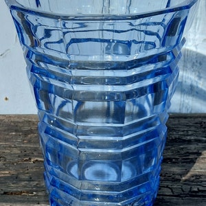 Vaso in vetro trasparente blu