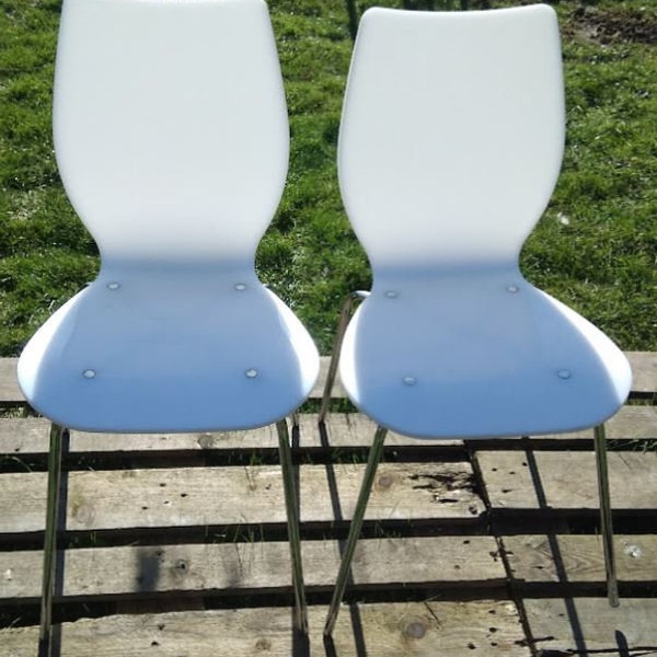 Paire de chaises blanches en plexiglas